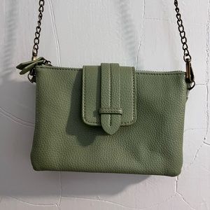 Green crossbody bag on chain